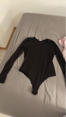 Schwarzer Body mit langen Ärmeln - Grösse S wie neu!
