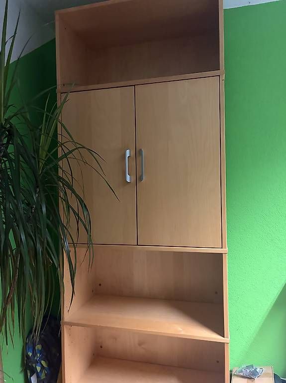 Schränke: Holzschrank mit Türen – Gebraucht aus Gelterkinden von que_zcq7