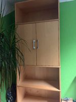 Holzschrank mit Türen