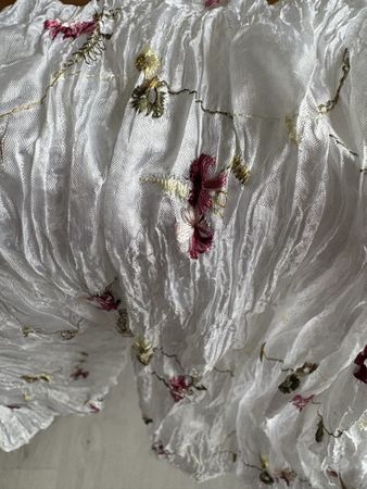 Wunderschöner Schal mit Blumenstickerei. Sehr gutem Zustand