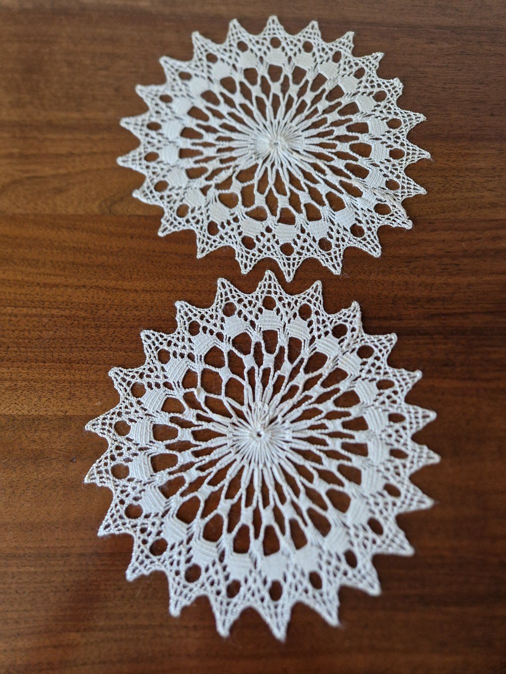 Autre linge de table: 2er Set gehäkelte Deckchen Dm. 21cm – Neuf (Voir description) à Bern par Antikbatik
