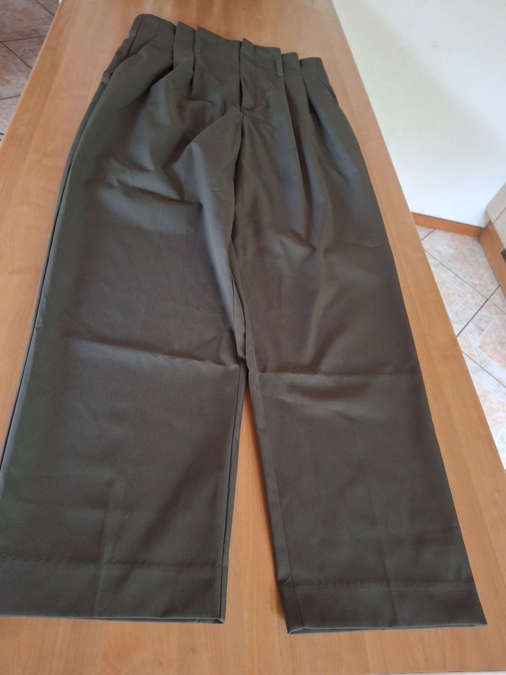 H&M Pantaloni: Pantalon taille 42 marque H&M – Usato da Villiers venduto da san_jn5w 1