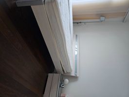 Bettgestell und 2 Nachtischli