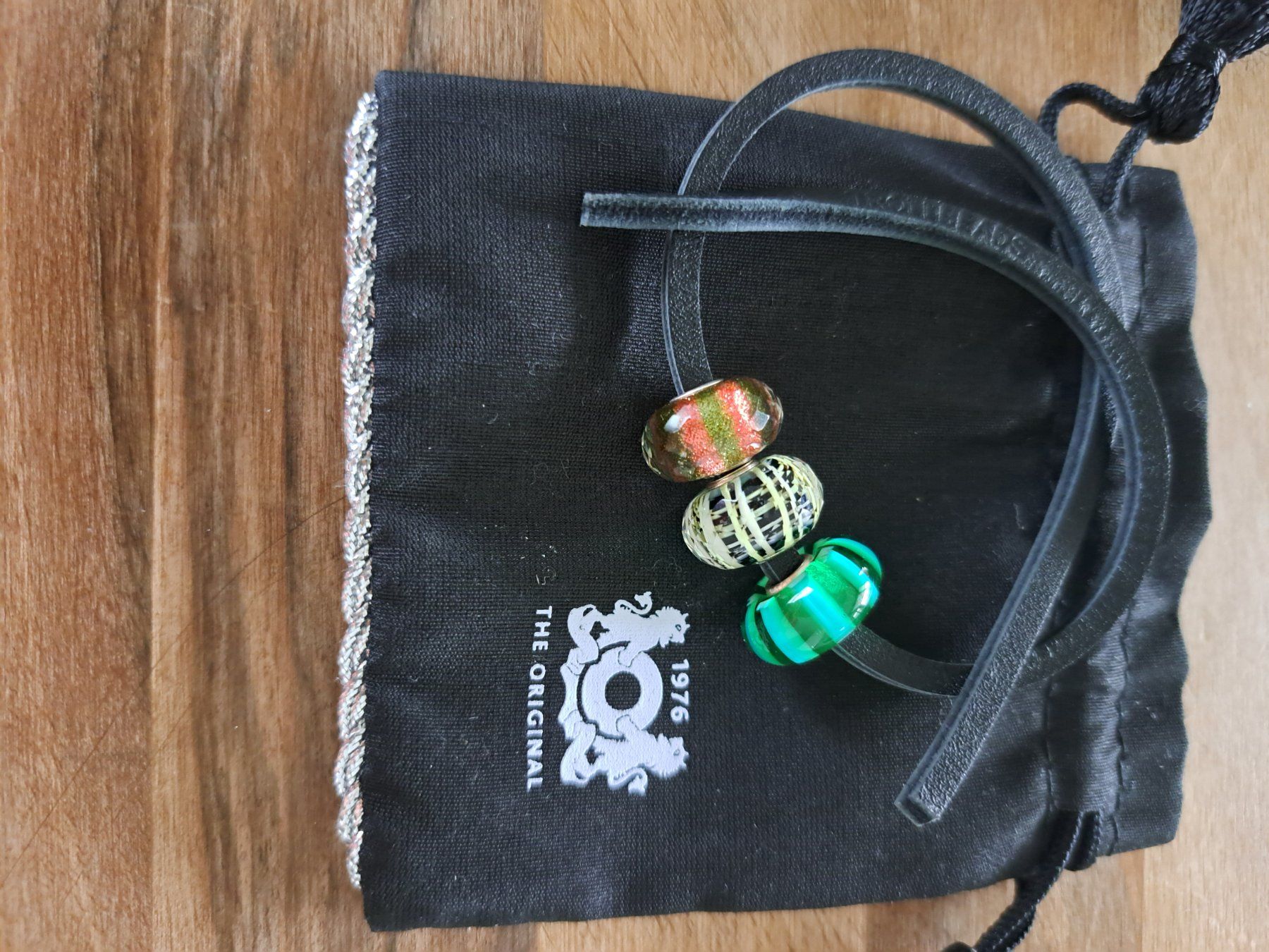 Bracciali & Braccialetti: Original Trollbeads Lederarmband mit 3 Beads, Neu – Nuovo e nell'imballaggio originale da Lachen SZ venduto da Ruki01