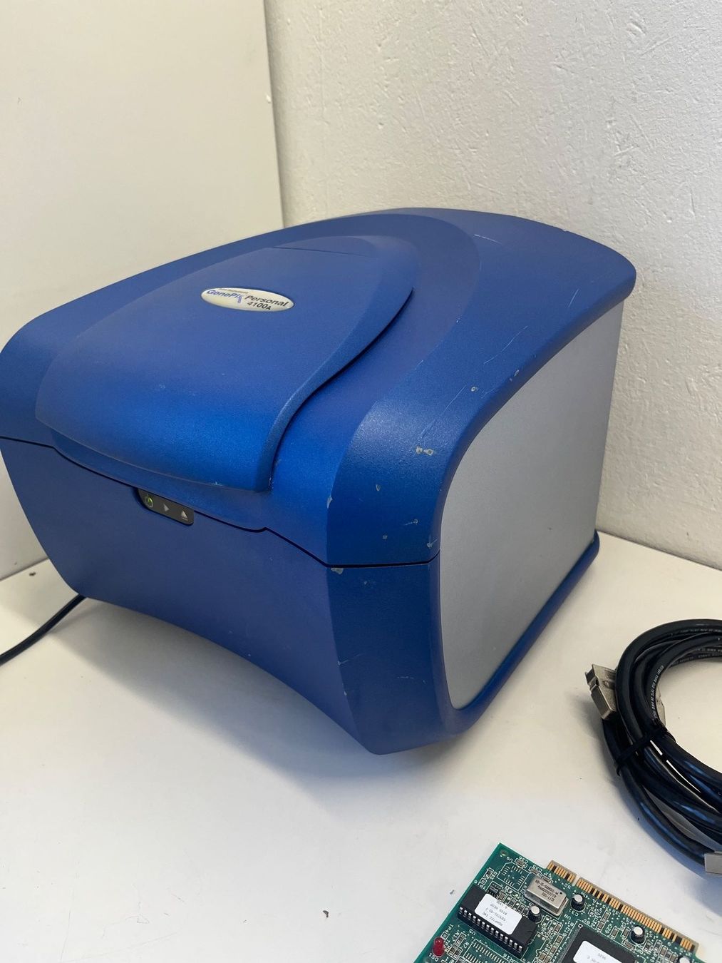 Accessori da laboratorio: Axon Labs GenePix Personal 4100A inkl. SCSI Interface Karte – Usato da Niederdorf venduto da LeptonAG_Labor 3