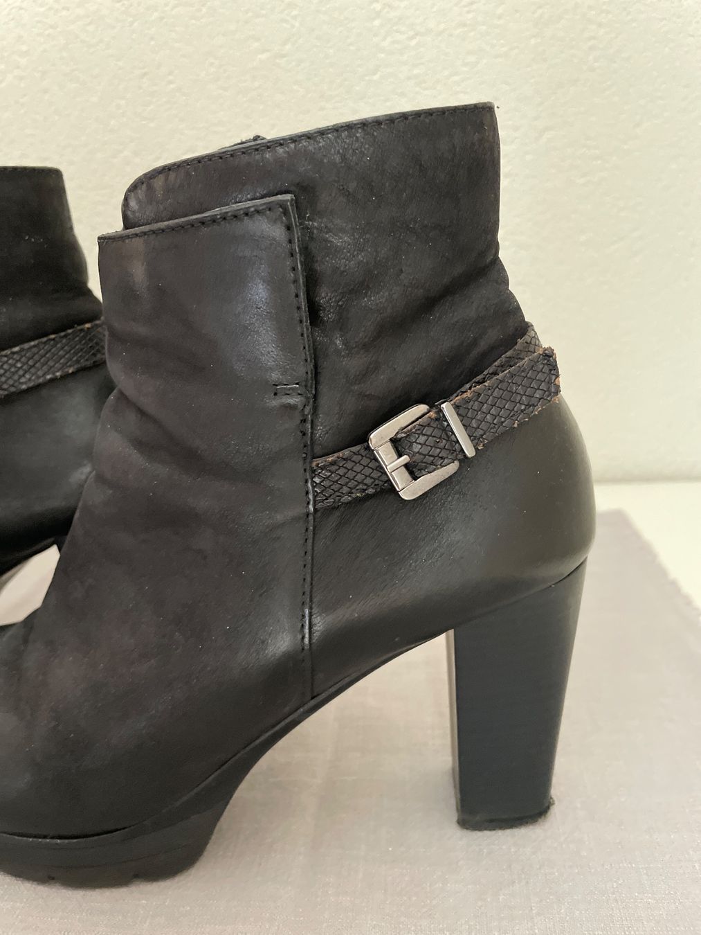 Globus Scarpe da donna: Schwarze Leder Stiefeletten Gr. 39 Herbst von Globus – Usato da Birsfelden venduto da Nic21 2