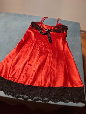Nuisette rouge soyeuse avec dentelle noire S