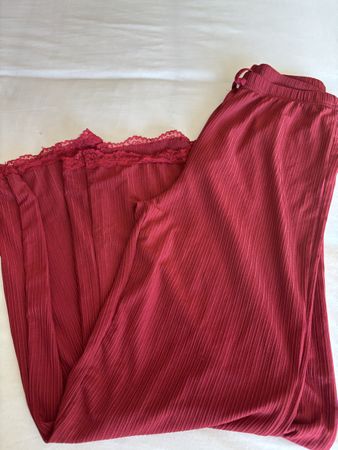 Bordeaux rote, bequeme Damen Hose mit Spitze ca. Gr. S