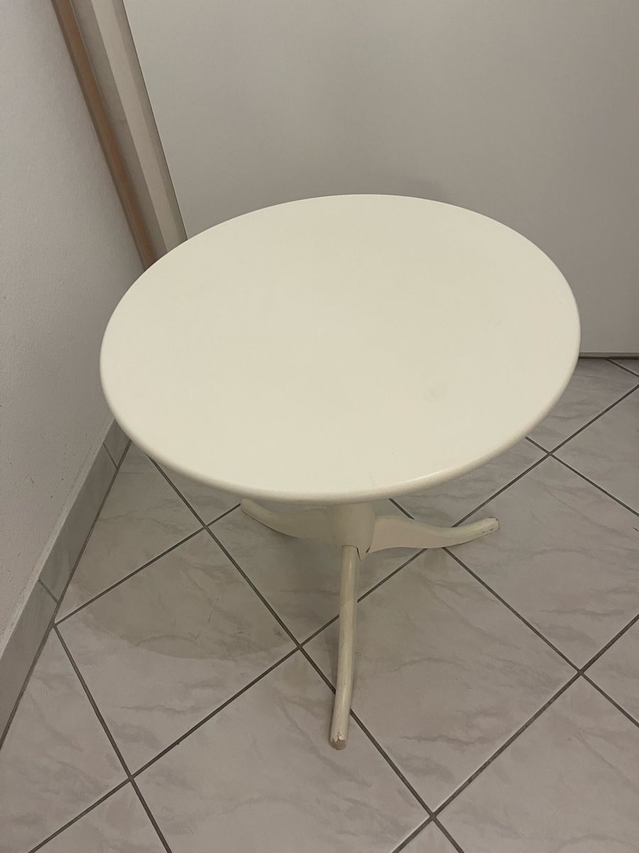 Tavoli: Round side table, white lacquered, tripod base (50x58 cm) – Usato da Zürich venduto da fer_l57x