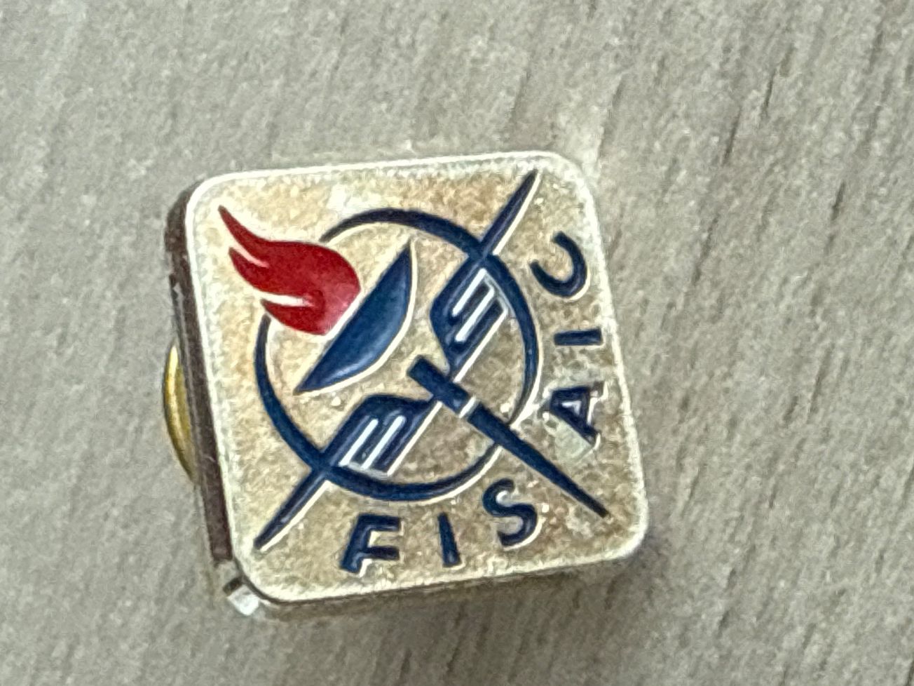 Plaketten & Abzeichen: Pin FIS AIC – Gebraucht aus Glattbrugg von Schweigmatt