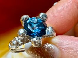 Solitärring mit Topas London Blue – Handgefertigt (CH)