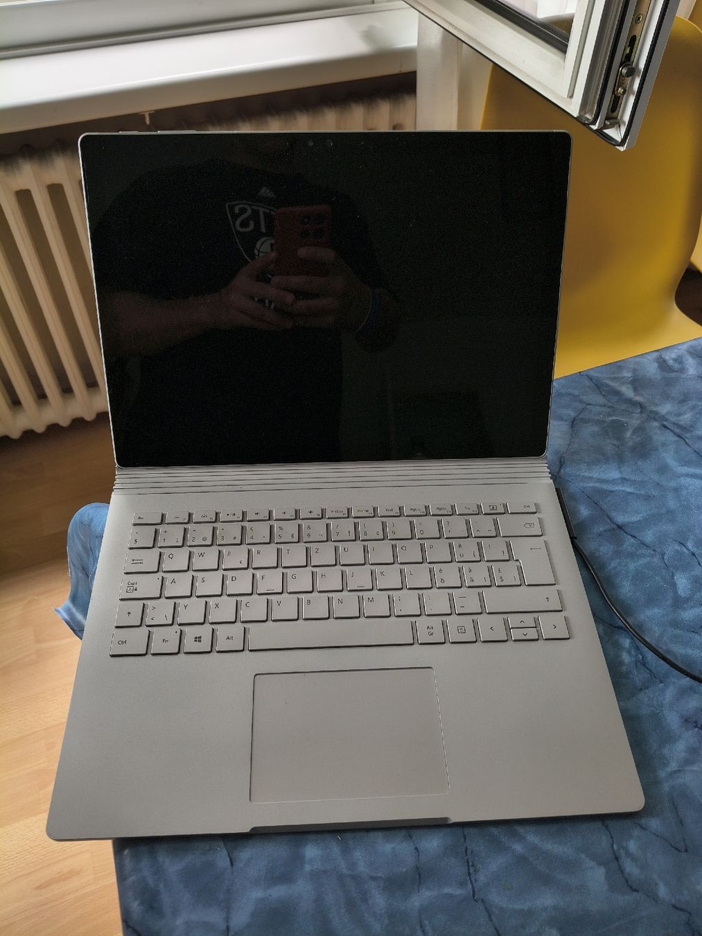 Microsoft Notebooks: Microsoft Surface Book 8GB RAM 256GB SSD i7 - Expanded Panel – Defekt aus Zürich von TrainLine 1