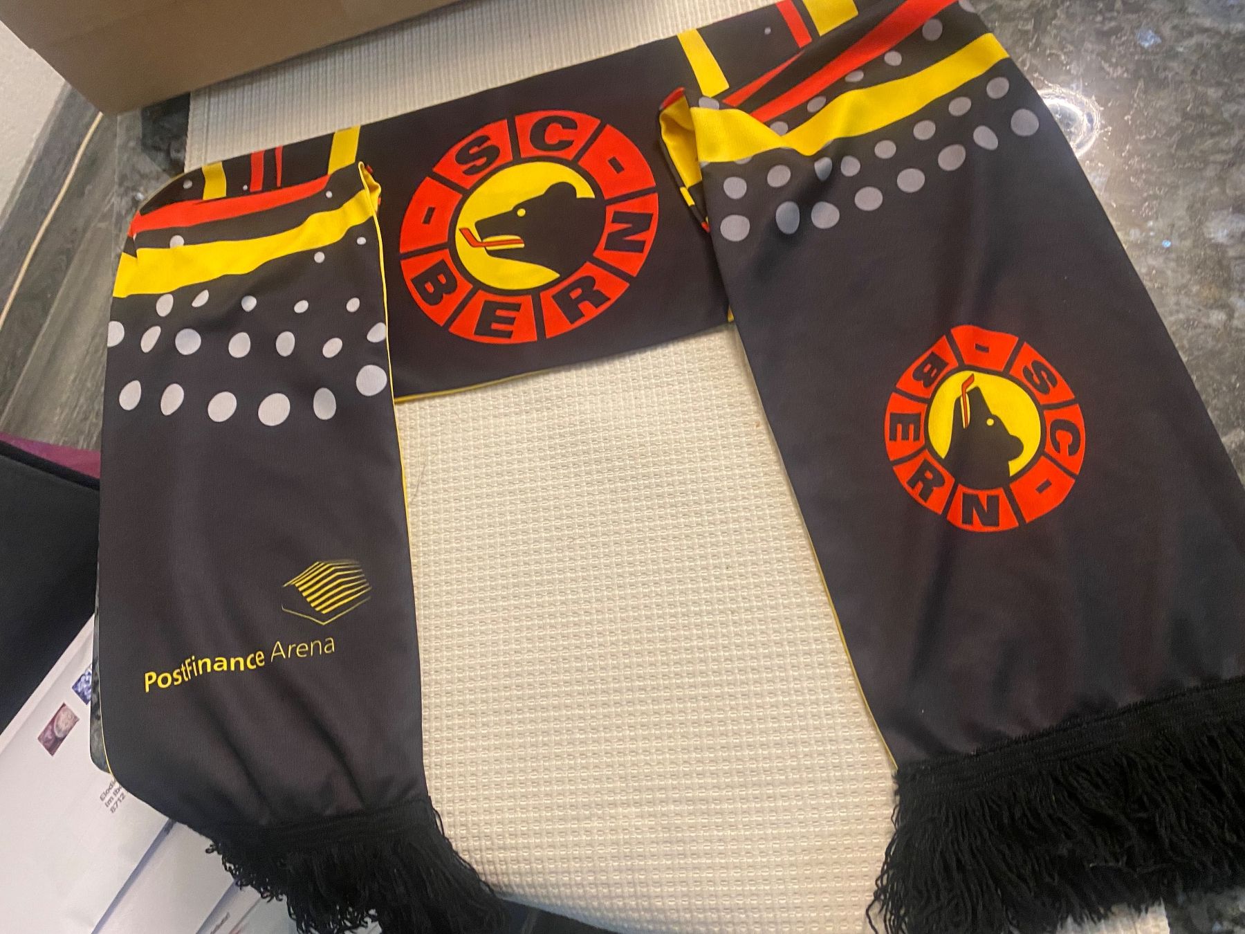 Foulard & Sciarpe: SCB Fanschal **PostFinance Arena** – Usato da Allenwinden venduto da Obalu 1