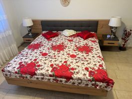 Doppelbett 180×200 cm inkl. Matratze & Nachttische