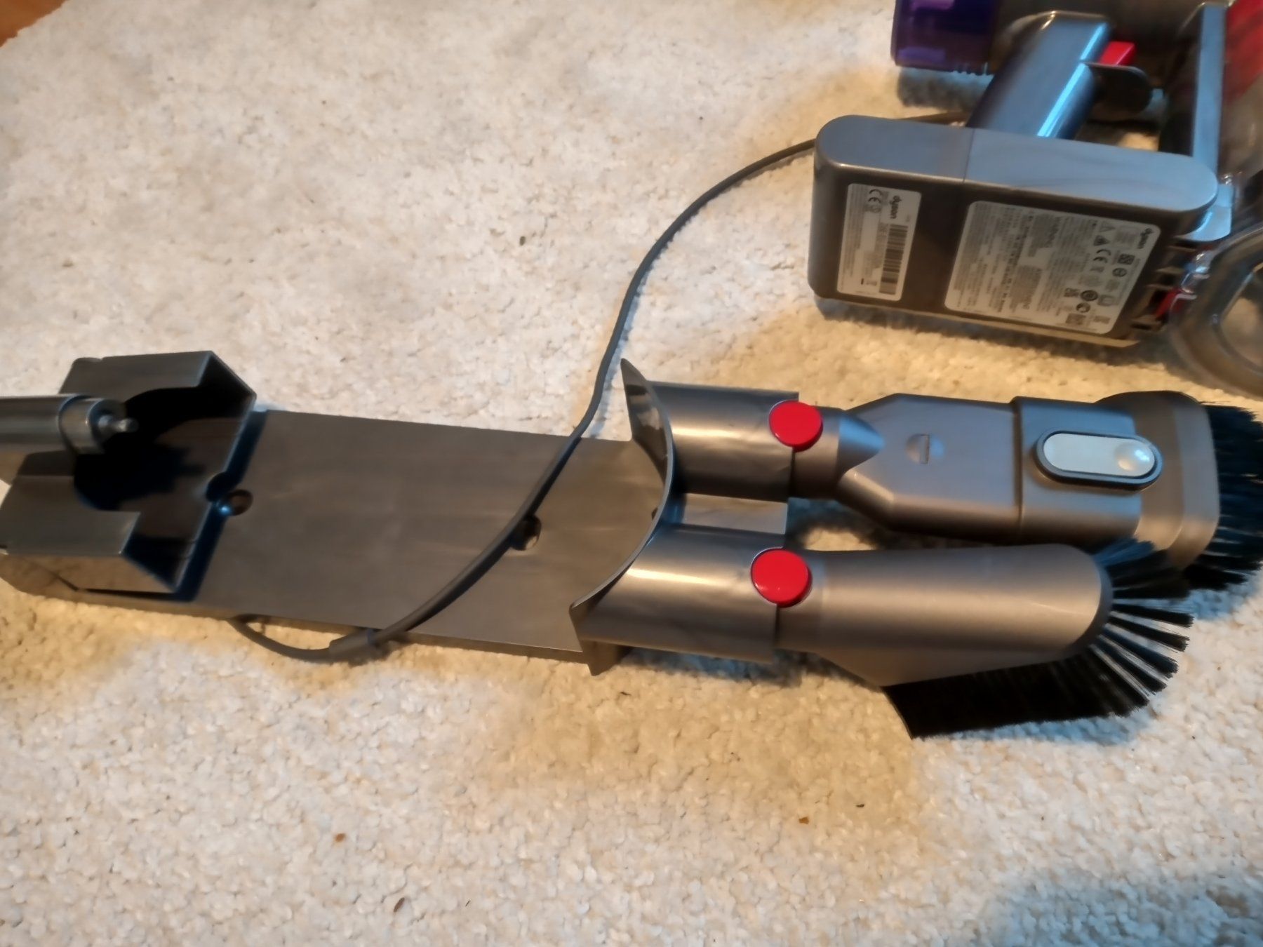 Dyson Aspirapolveri & Accessori: Handstaubsauger Dyson V8 – Usato da Prez-vers-Siviriez venduto da Monija70 3