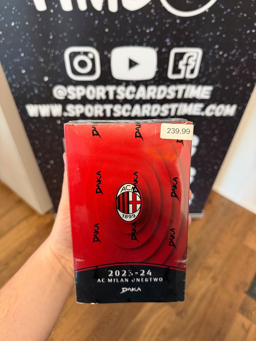 Carte collezionabili: 2023/24 DAKA AC Milan One & Two – Nuovo e nell'imballaggio originale da Winterthur venduto da SportsCardsTime