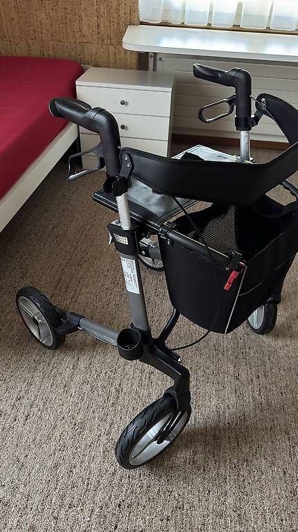 Aides à la marche: Rollator/ Gehilfe – Neuf avec emballage d'origine à Baar par Fam_Baur