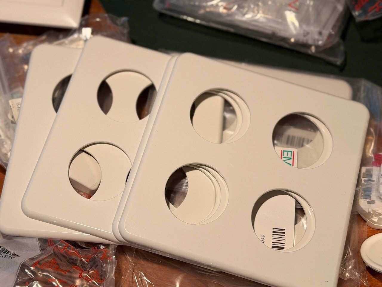 Feller Schalter: Konvolut Elektroinstallationsmaterial/(Schalter-)Abdeckungen – Neu und originalverpackt aus Niederrohrdorf von avo_b77d 2