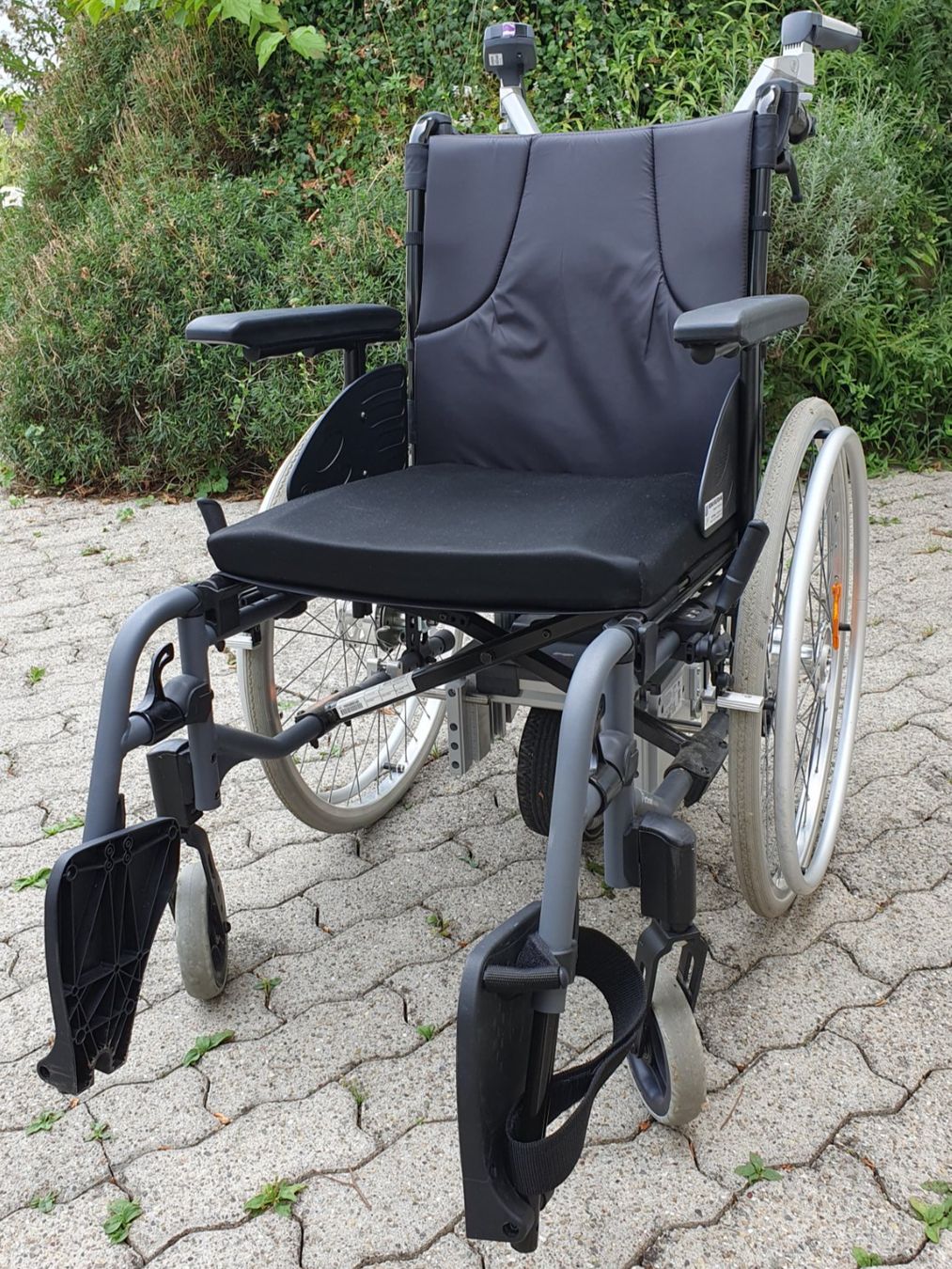 Sedie a rotelle: Rollstuhl mit batteriebetriebener Schiebehilfe – Usato da Bergdietikon venduto da calimera83 1