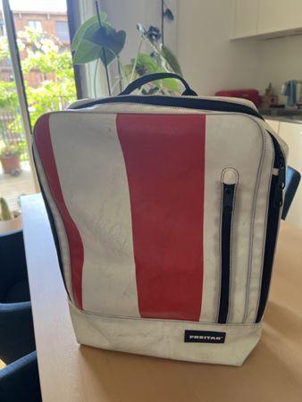 Freitag Rucksack Weiss-Rot für Alltag und Reise