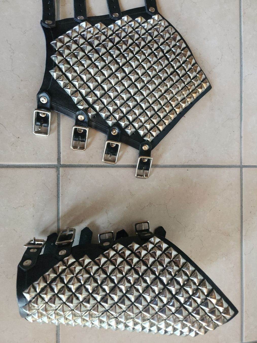 Bracciali & Braccialetti: 2x Nieten Armbänder Pyramiden Heavy Metal – Nuovo (secondo la descrizione) da Aarburg venduto da Se20 1