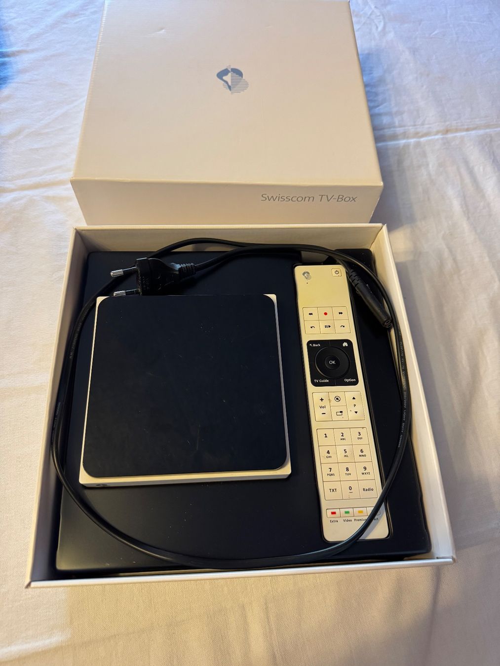 Swisscom Modems & Router: Swisscom TV Box 2.0 (IP1200) avec télécommande – Defekt aus la Chaux-de-Fonds von Lampe 7