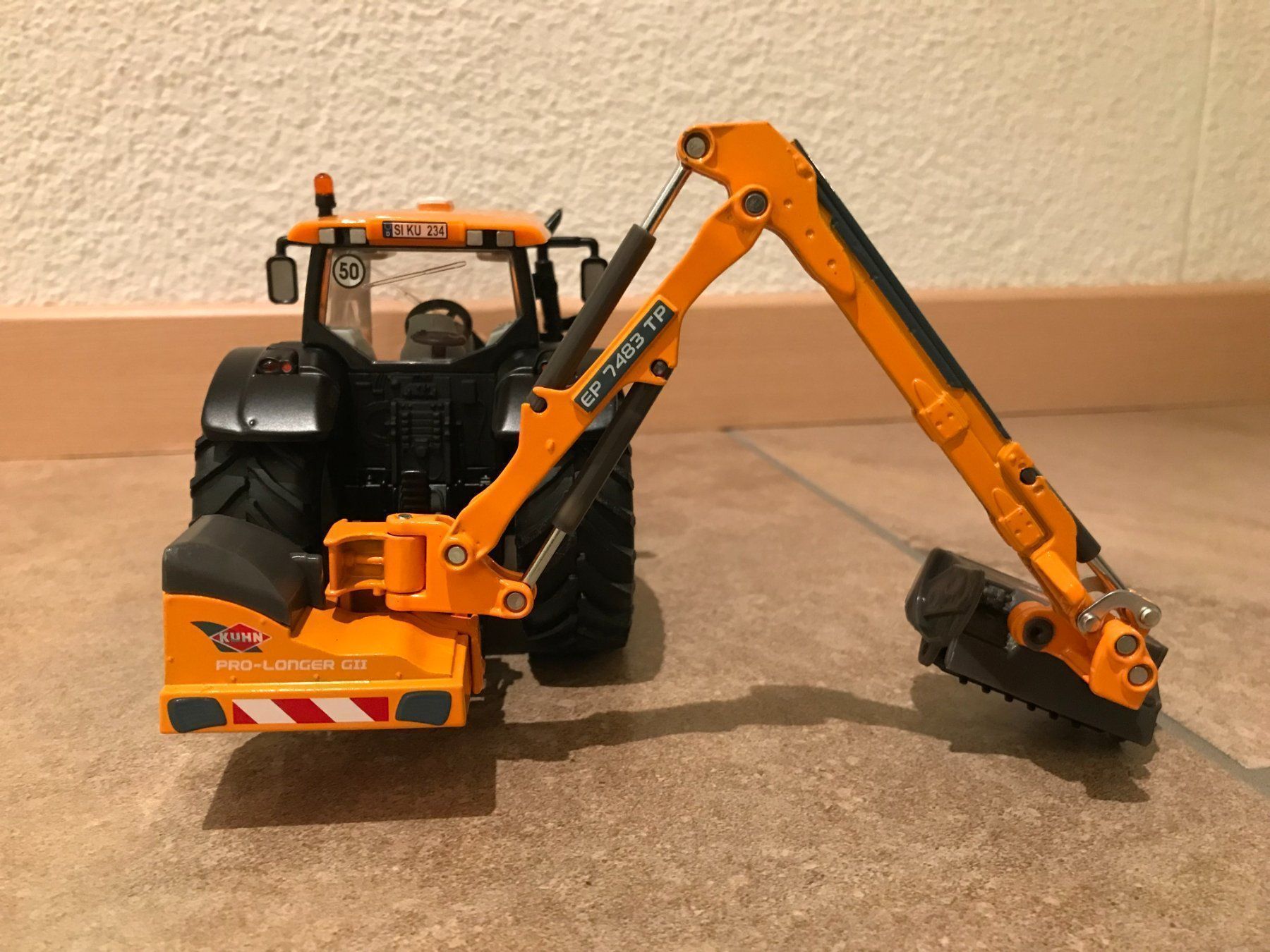 Valtra Trattori: SIKU Valtra T191 mit Böschungsmäher – Nuovo e nell'imballaggio originale da Kreuzlingen venduto da Stefan1150 2