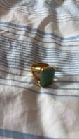 Bague dorée avec pierre verte carrée