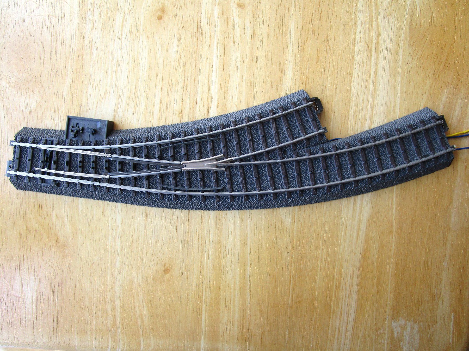 Märklin Modellini di ferrovie: Märklin H0 C-Gleis Weiche parallel mit Licht – Usato da Herzogenbuchsee venduto da Schulelo