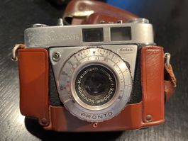Kodak Retinette 1A,  Kamera mit Ledertasche