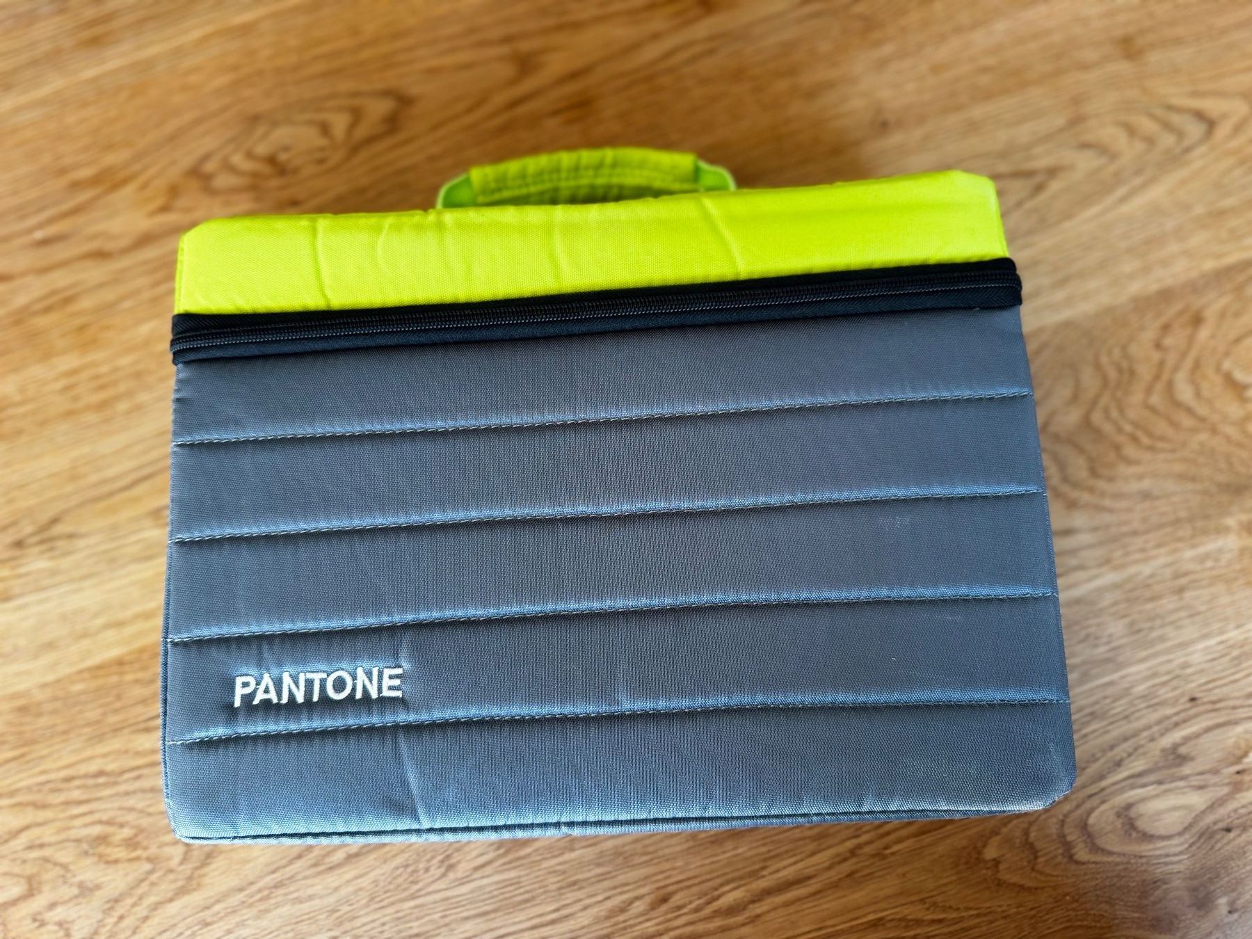 Colori: PANTONE portable guide studio Nuancier + Series - Neuwertig – Usato da Remaufens venduto da Initiale5