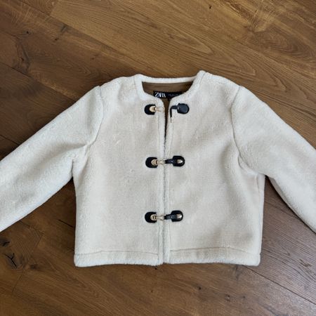 ZARA Damen Jacke creme S – Faux Fur / Teddy, goldene Details