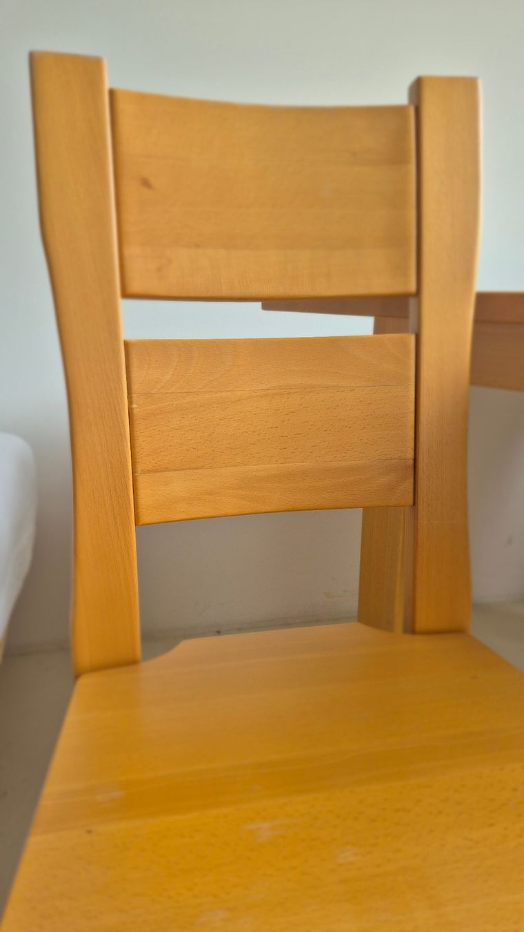 Set di tavolo e panche: Massiver kleiner Tisch mit zwei Stühlen – Usato da Trimmis venduto da Florianschlumpf 8