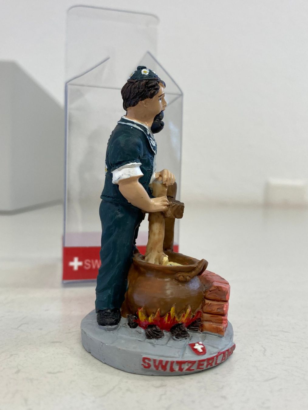 Statuette: Schweizer Souvenir Figur, Älpler mit Feuertopf, Backpfeife – Usato da Niederhelfenschwil venduto da Chleeblatt1938 1