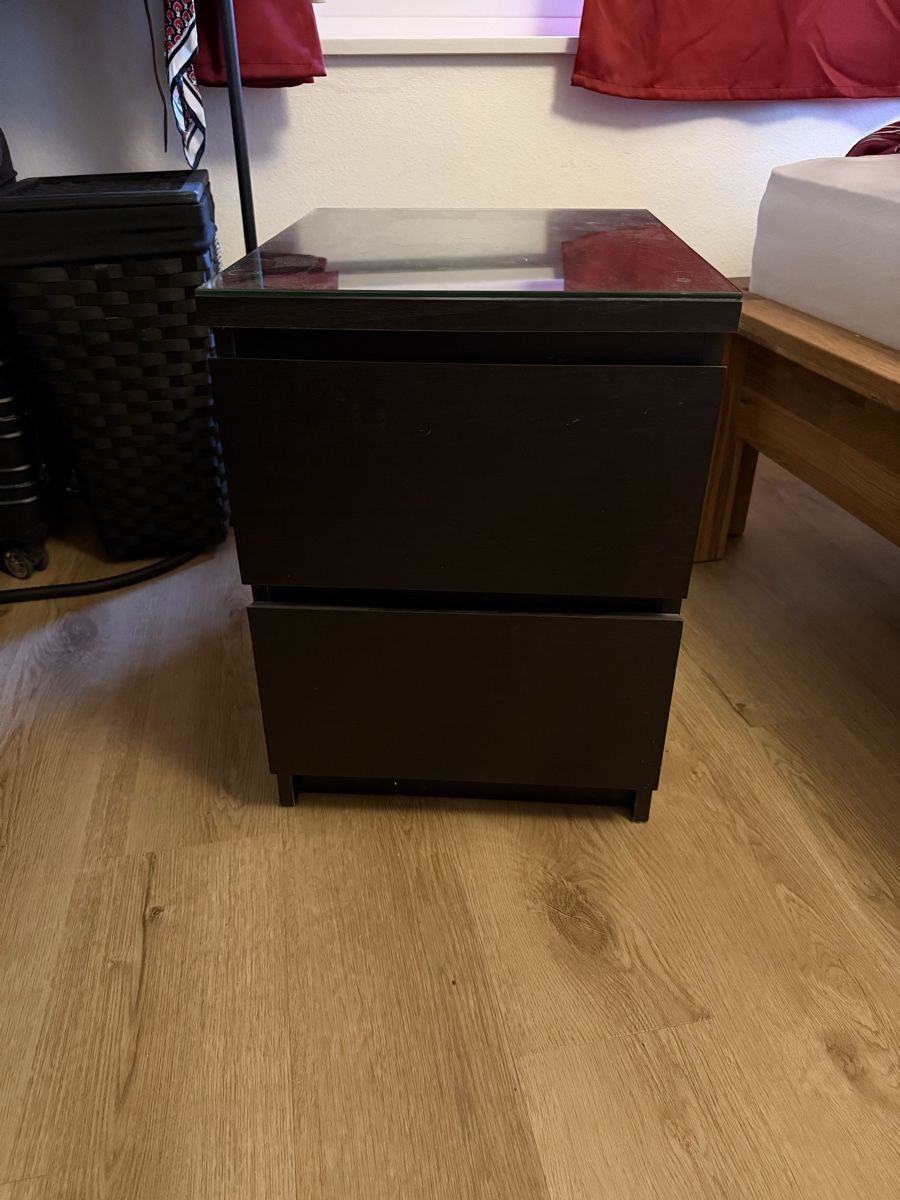 Ikea Comodini: Ikea Nachttisch mit Glas – Usato da Lenzburg venduto da antonia.mller