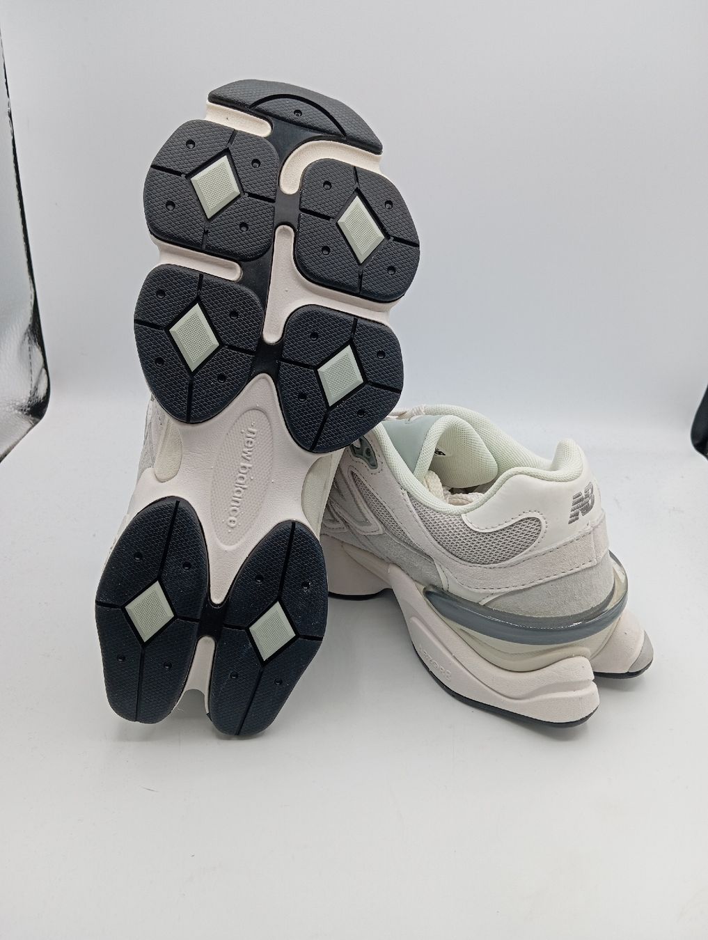 New Balance Scarpe da uomo: New Balance 9060 (EU39.5) – Nuovo e nell'imballaggio originale da Schaffhausen venduto da outlez 6