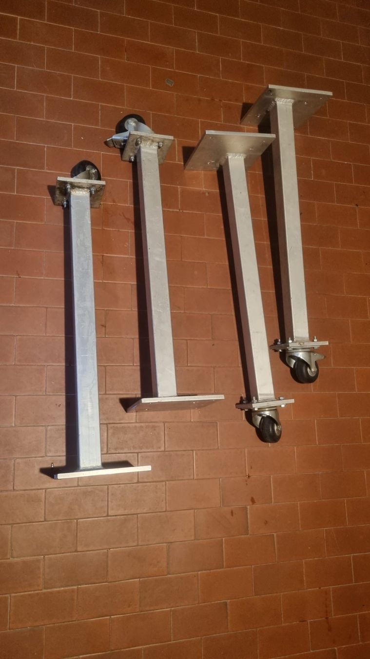 Sonstige Dekorationen & Accessoires: robuste Ständer mit Rollen Aluminium 4 Stk. – Gebraucht aus Oberengstringen von George0070 4