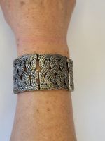 Bracelet vintage argenté à motifs originaux. Élastique