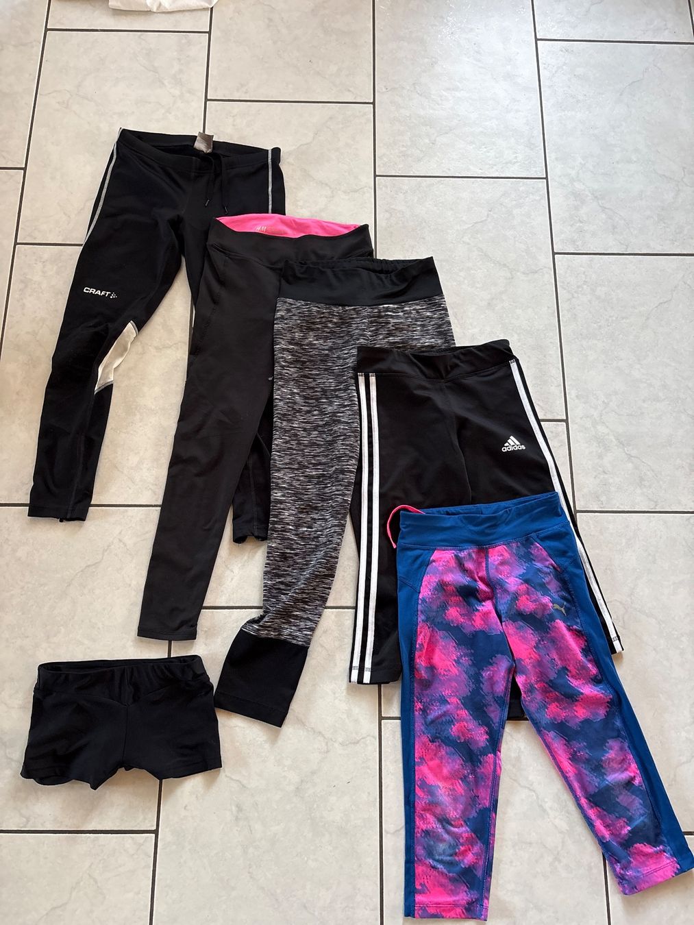 Lotti & Set di vestiti: Sportleggings Gr.146/152 – Usato da Nottwil venduto da wasserlufterde