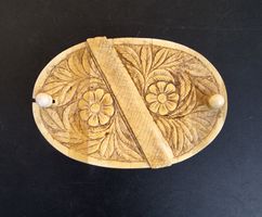 Boîte à bijoux ancienne sculptée