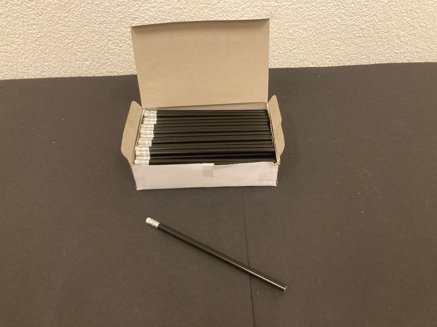 Bleistifte, Farbstifte & Kreide: Beilstift mit Radiergummi, 100 Stück, schwarz – Neu (gemäss Beschreibung) aus Neuenhof von jorogo
