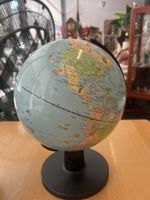 Globus mit Standfuss blau Kinderillustrationen guter Zustand