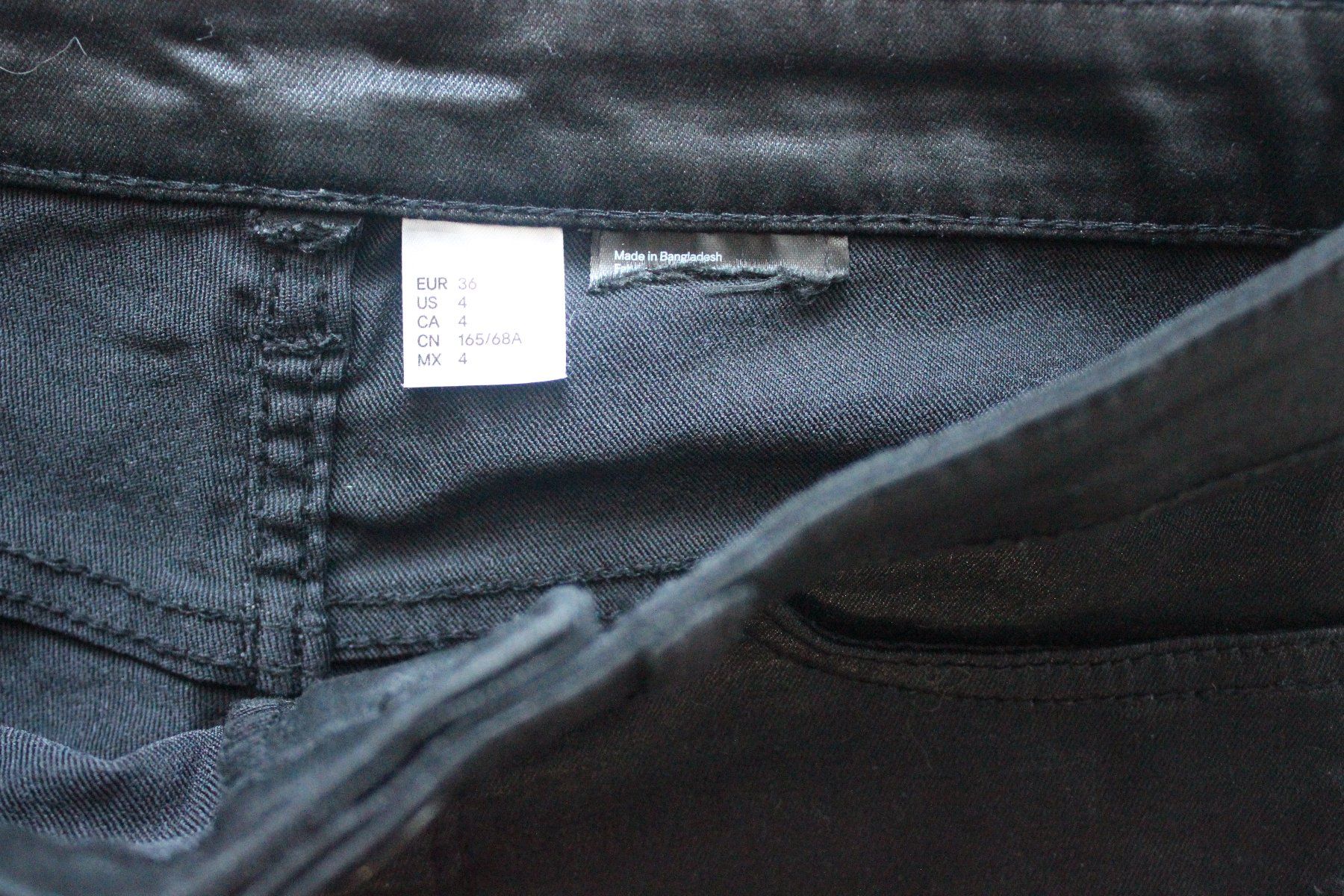 H&M Pantaloni: Hose in glänzendem Material, Grösse 36 – Usato da Staufen venduto da qualiton 1
