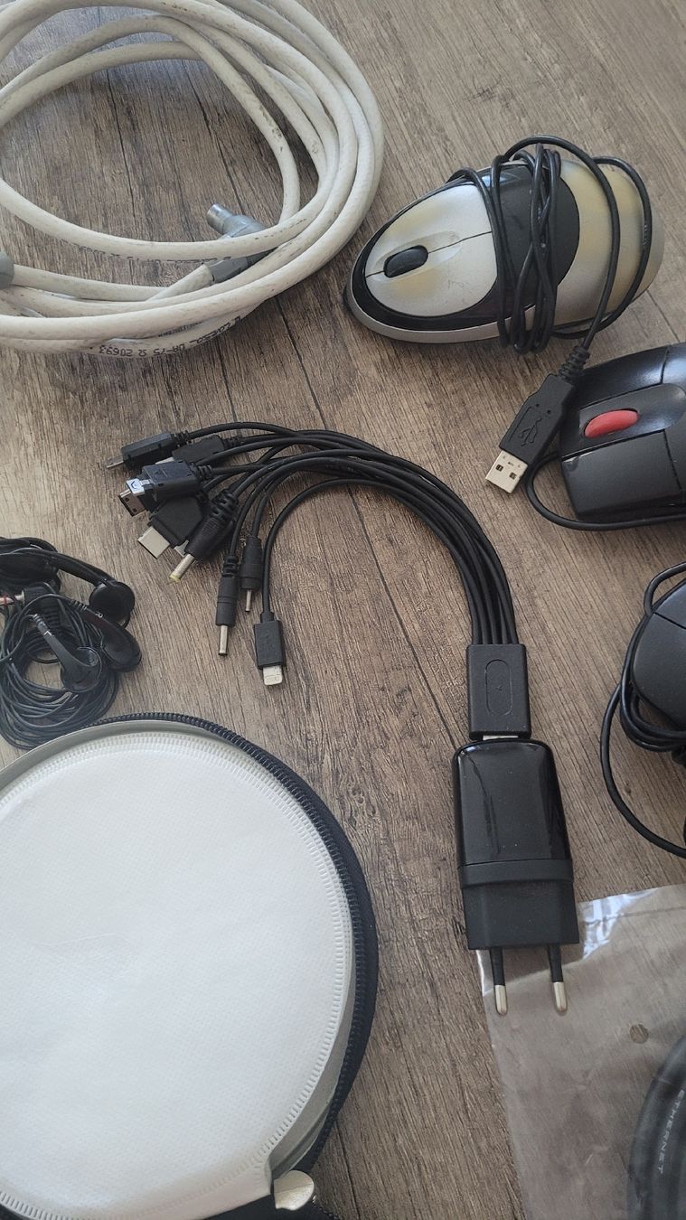 Kabel: Diverse Antennenkabel, verschiedene Ladegeräte, Mäuse, etc. – Gebraucht aus Schöfflisdorf von cri_8gn5 4