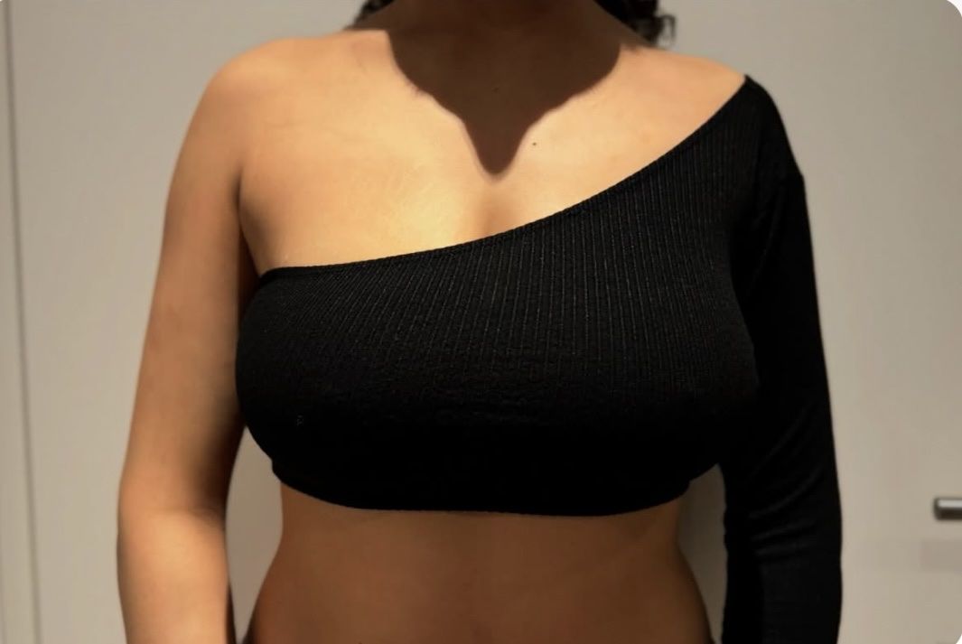 Top: Top noir à une manche  – Usato da Attalens venduto da bazar_de_giada 1