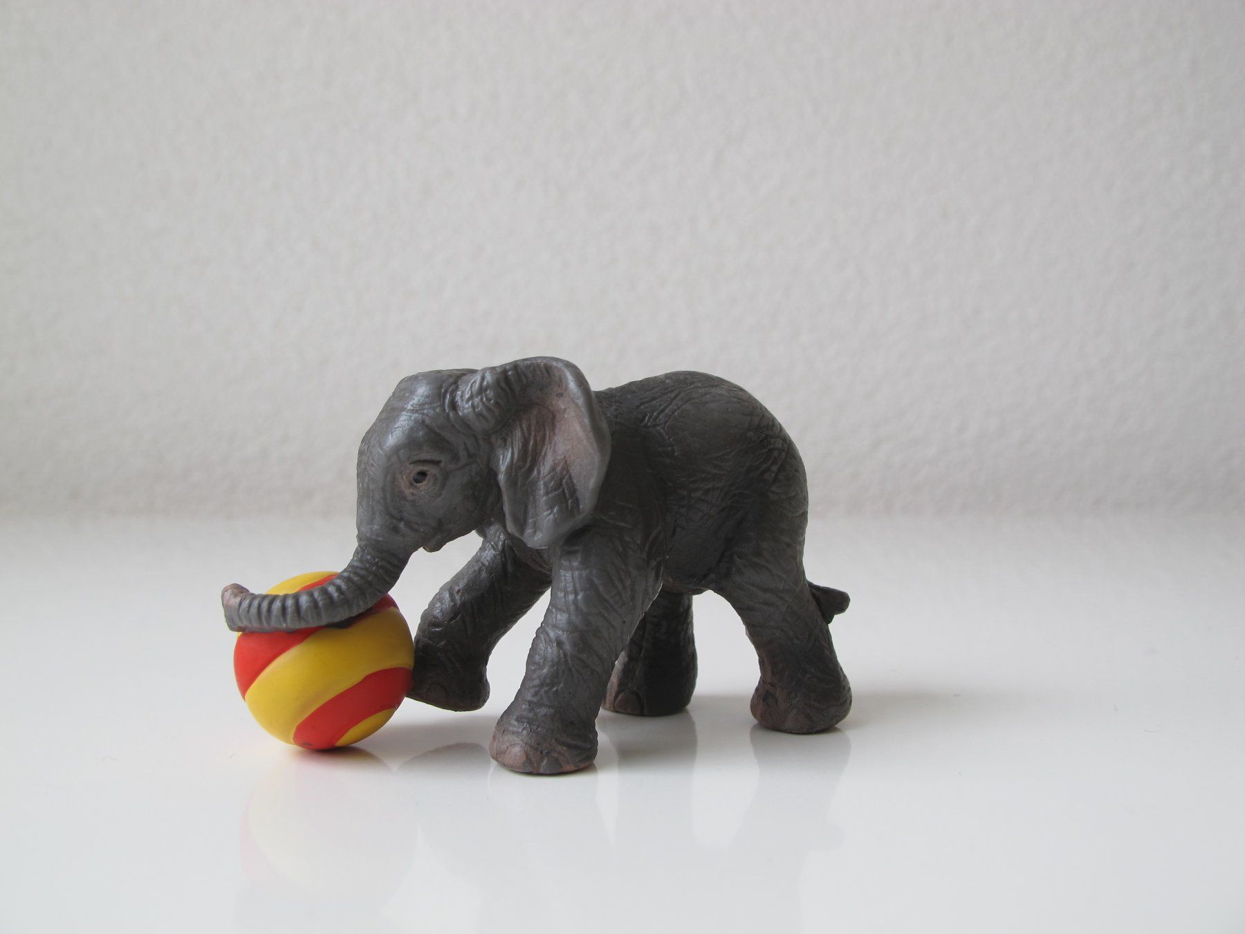 Schleich Statuette: Schleilch 14457 Junger Elefant mit Ball – Usato da Vilters venduto da hedi00 1