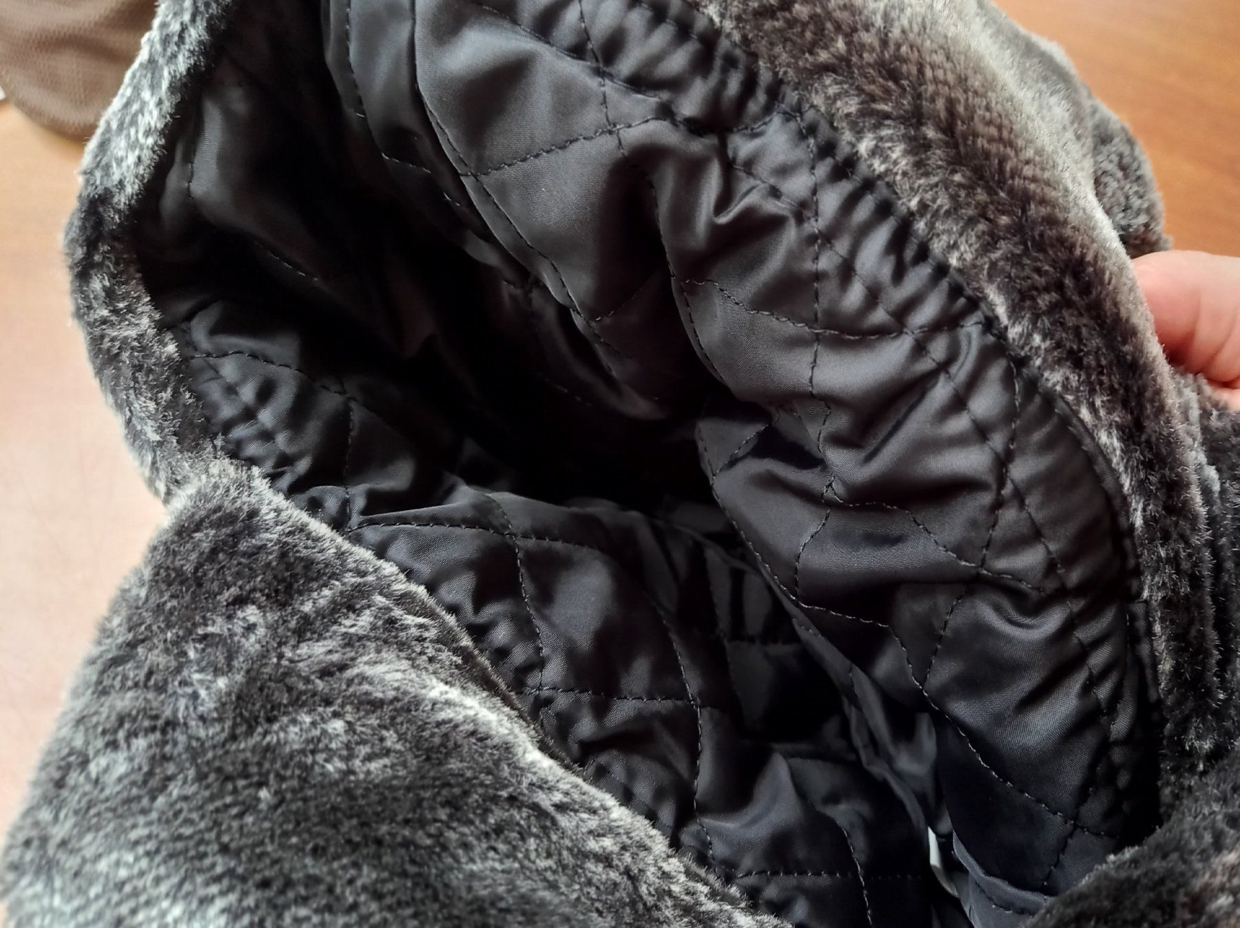 Copricapi, berretti & cappellini: Warme Winter Chapka schwarz - Chapka d'hiver – Nuovo e nell'imballaggio originale da Lausanne venduto da FASHION-WORLD-SHOP 4