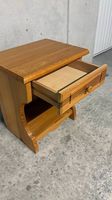 Paire de tables de nuit en bois massif
