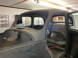Renault 4CV-Carosserie sandgestr., beg. Carosseriearbeiten