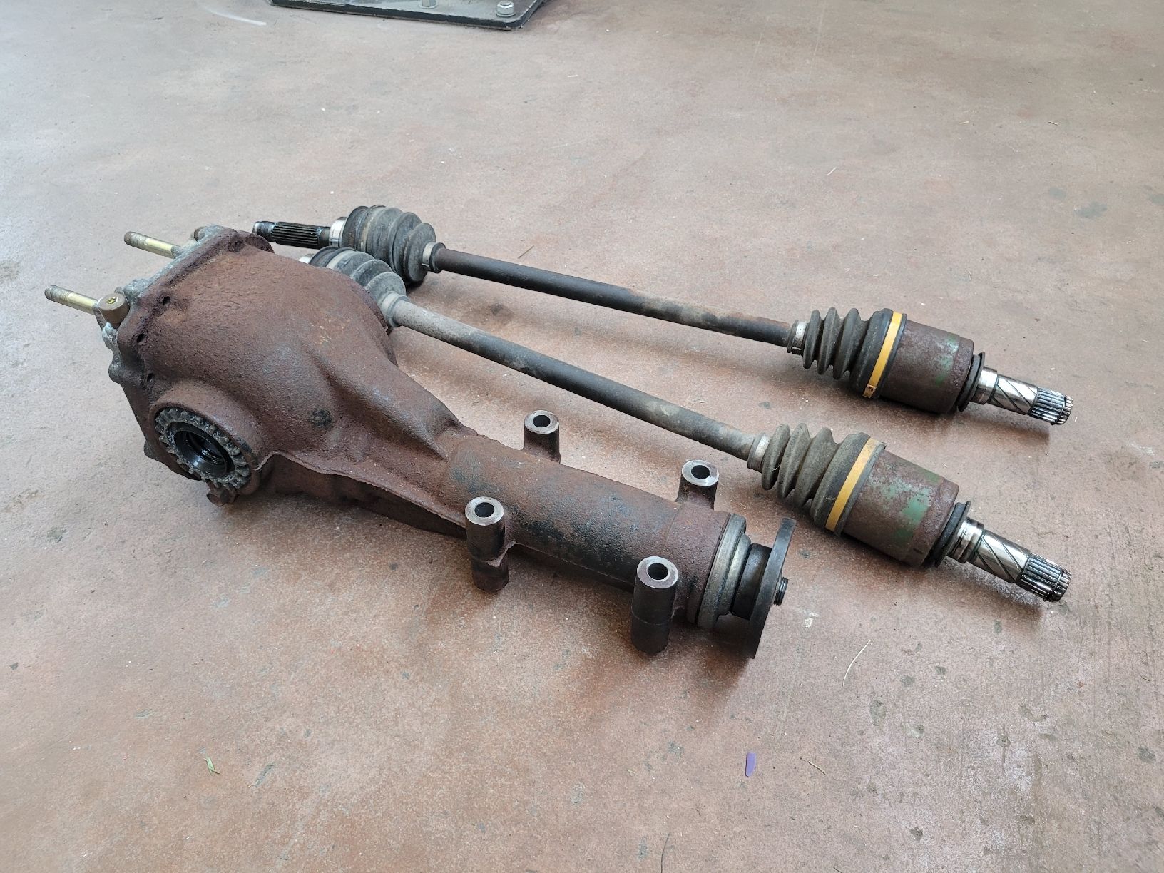 Subaru Tutti pezzi di ricambio auto: Hinterachsdifferential + Antriebwellen Subaru Forester – Usato da Hinwil venduto da riff31